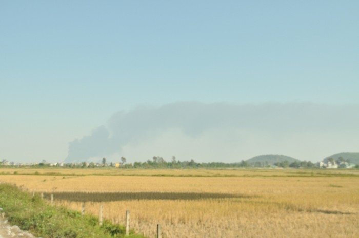 Đám khói từ vụ cháy cao ngút trời (Ảnh chụp từ QL 1A, cách hiện trường khoảng 25 km)